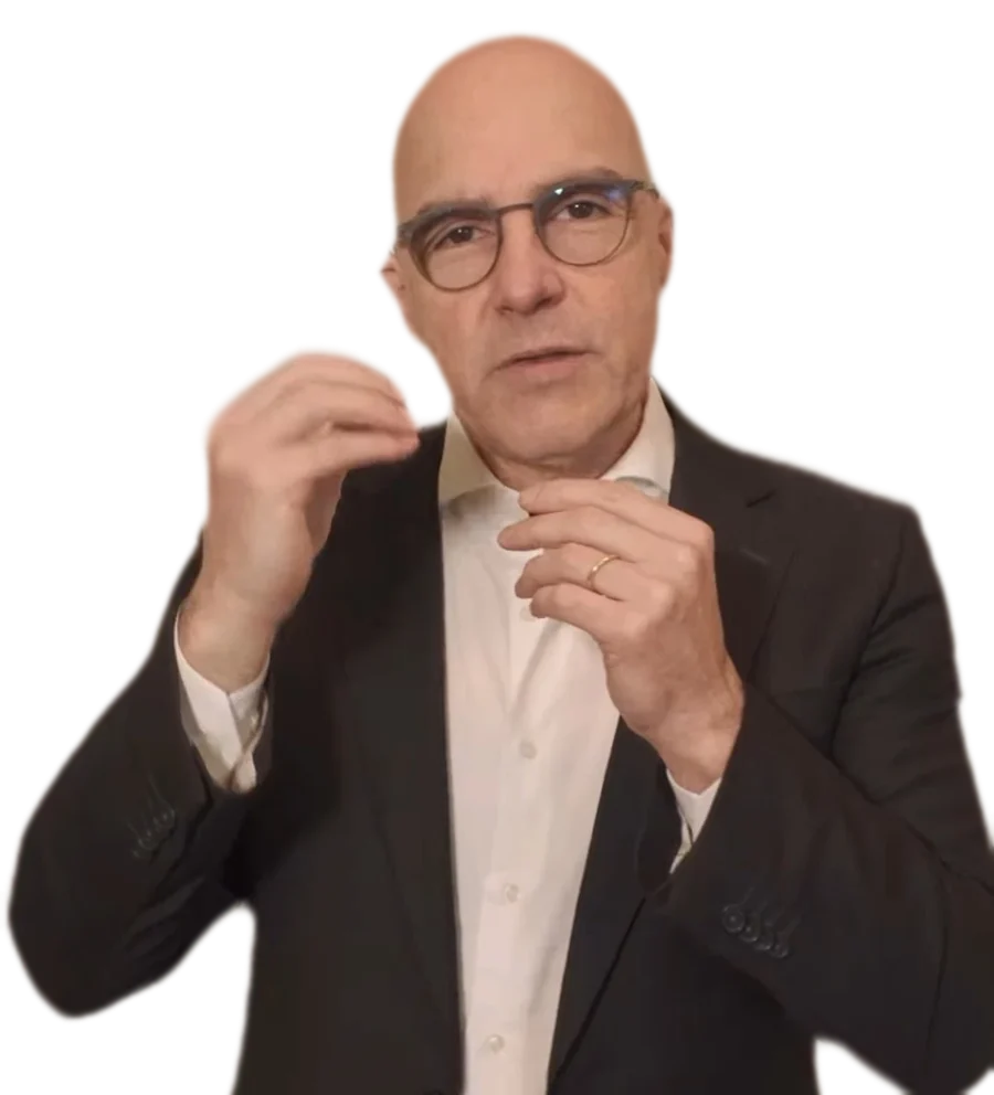 Dr. Afrânio Bernardes, de blazer escuro e camisa branca, explicando com as duas mãos em gesto