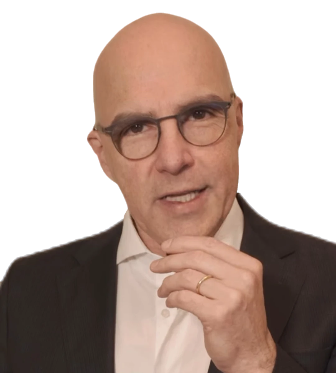 Dr. Afrânio Bernardes, de óculos, blazer escuro e camisa branca, com a mão no queixo, diante de um corte de tronco